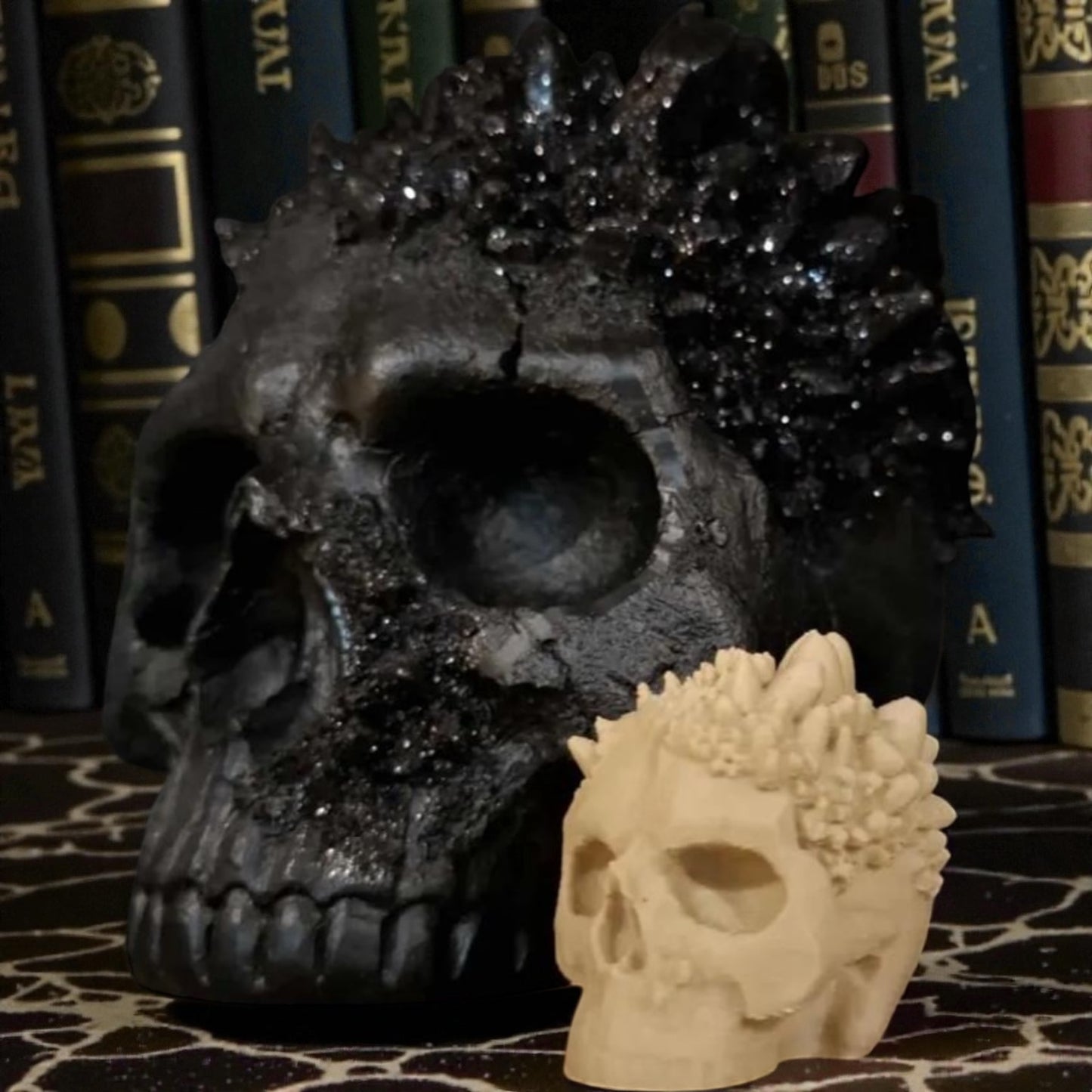 Adorno de estantería · Calavera con cristales