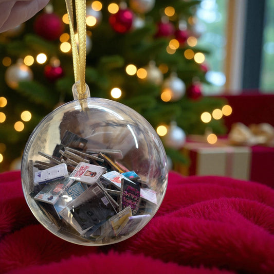 Bola Navideña con 50 Mini Libros – Edición Literaria Especial