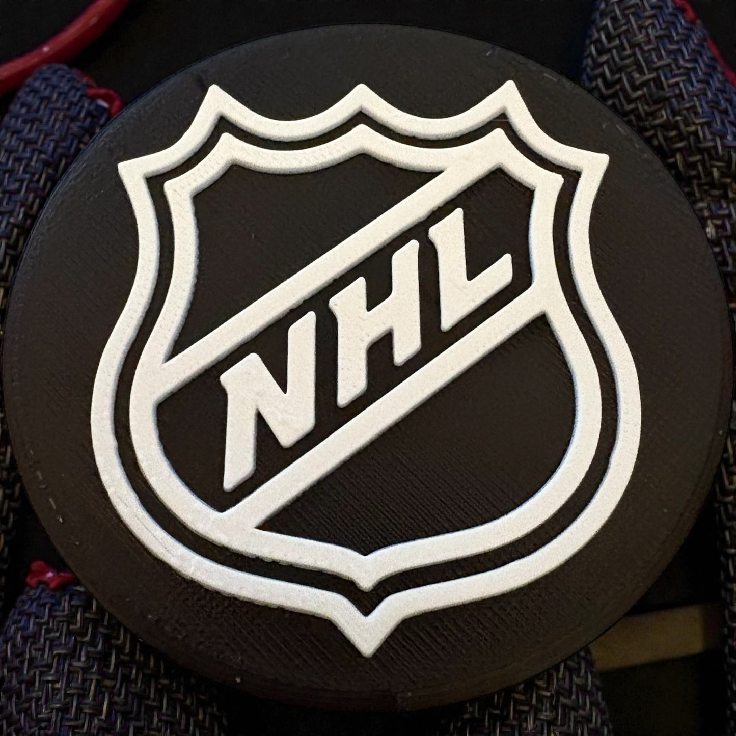 Puck y soporte decorativo